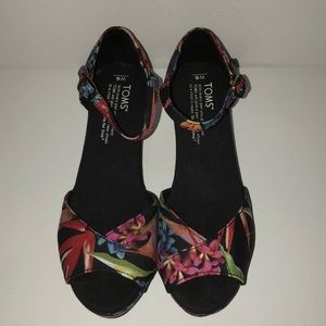 NWOT Toms Size 6W Floral Wedges